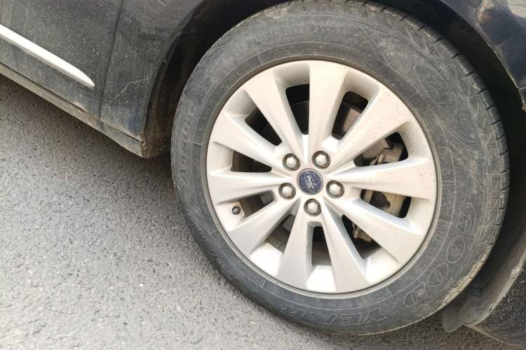 Used Ford Taurus 2017 EcoBoost 180 Luxury Model Right Front Wheel Hub