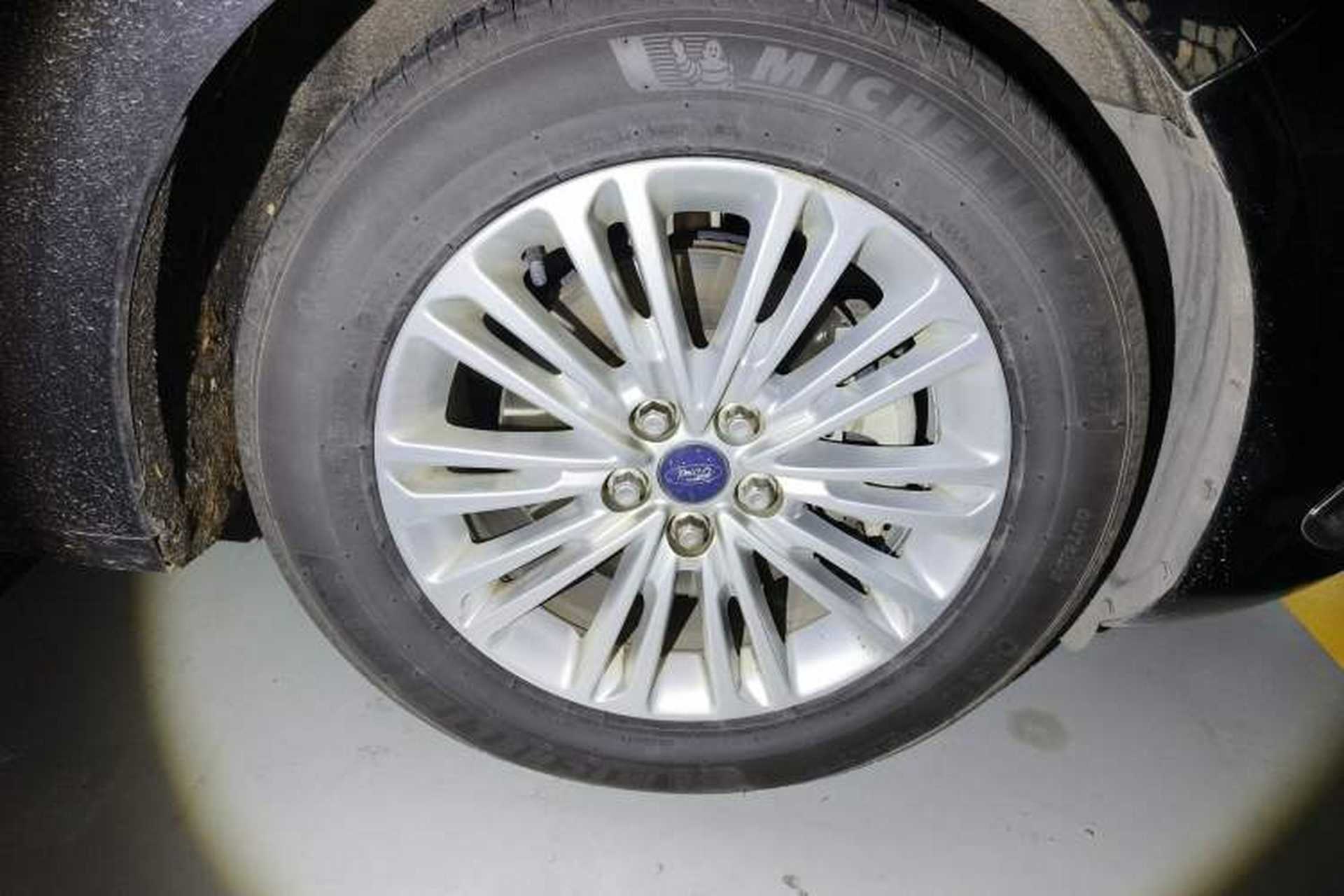 Used Ford Taurus 2017 EcoBoost 245 Fashion Edition Right Front Wheel Hub