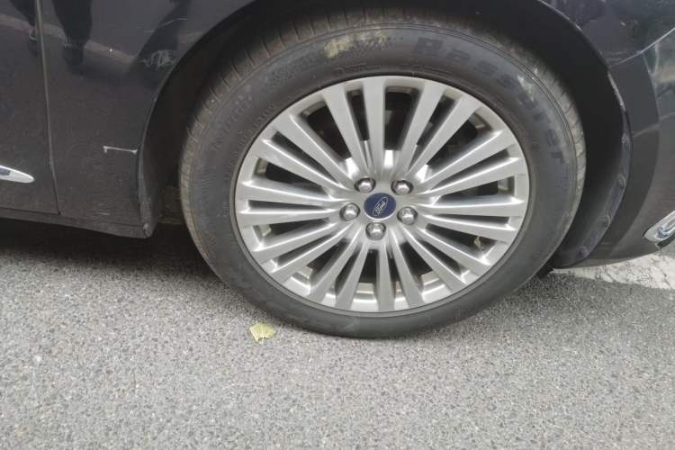 Used Ford Taurus 2017 Facelifted EcoBoost 245 Luxury Version Right Front Wheel Hub
