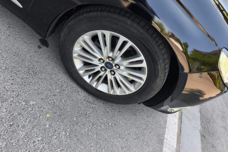 Used Ford Taurus 2017 Facelifted EcoBoost 245 Fashion Edition Right Front Wheel Hub