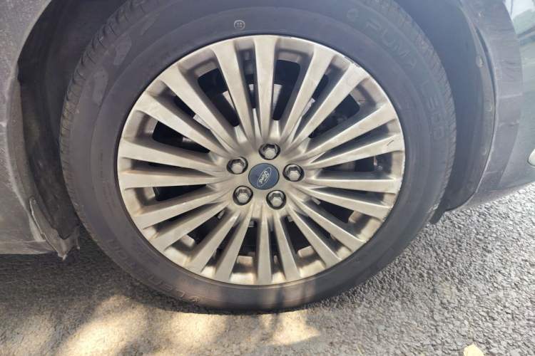 Used Ford Taurus 2017 EcoBoost 245 Luxury Model Right Front Wheel Hub