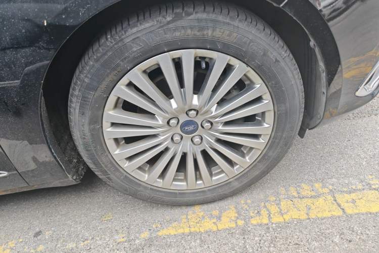 Used Ford Taurus 2017 EcoBoost 245 Luxury Model Right Front Wheel Hub