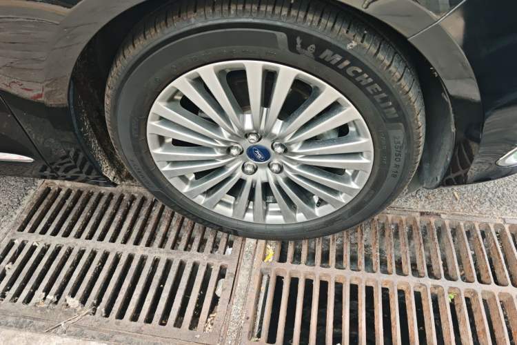 Used Ford Taurus 2017 EcoBoost 245 Luxury Model Right Front Wheel Hub