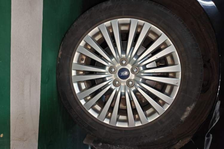 Used Ford Taurus 2017 EcoBoost 180 Ultimate Model Right Front Wheel Hub