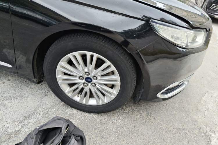 Used Ford Taurus 2017 EcoBoost 245 Fashion Edition Right Front Wheel Hub