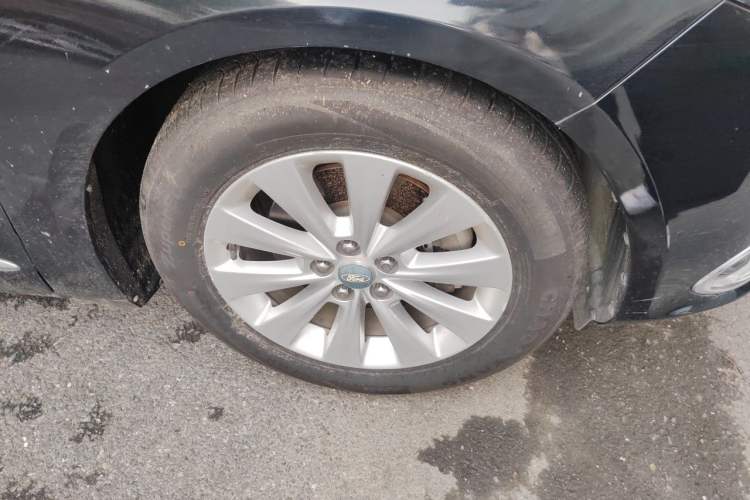Used Ford Taurus 2017 EcoBoost 180 Luxury Model Right Front Wheel Hub