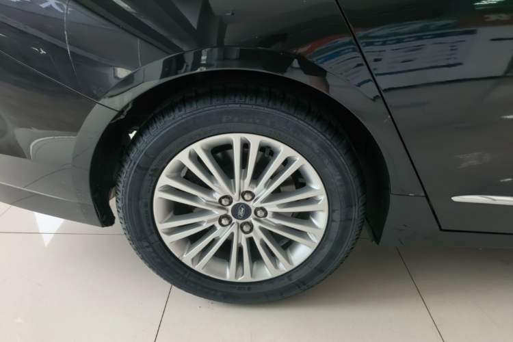 Used Ford Taurus 2017 EcoBoost 245 Fashion Edition Right Rear Wheel Hub