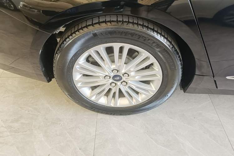 Used Ford Taurus 2017 EcoBoost 245 Fashion Edition Right Rear Wheel Hub