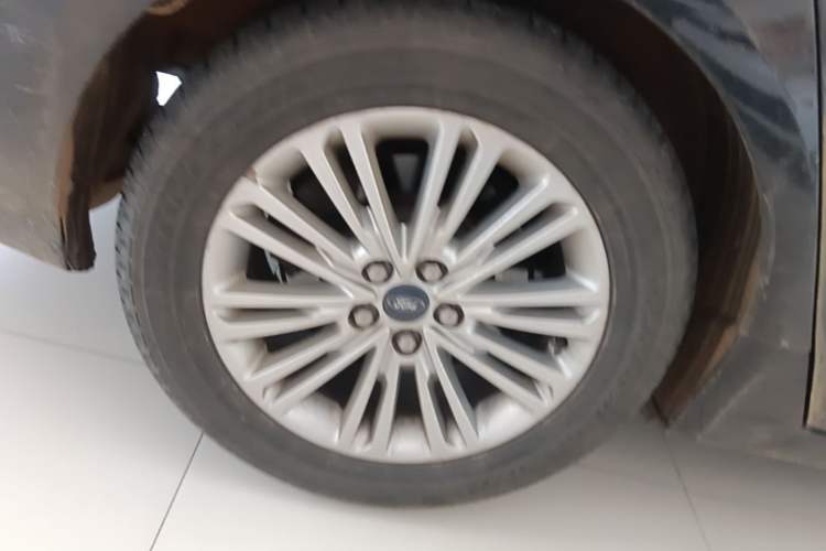 Used Ford Taurus 2017 EcoBoost 245 Fashion Edition Right Rear Wheel Hub