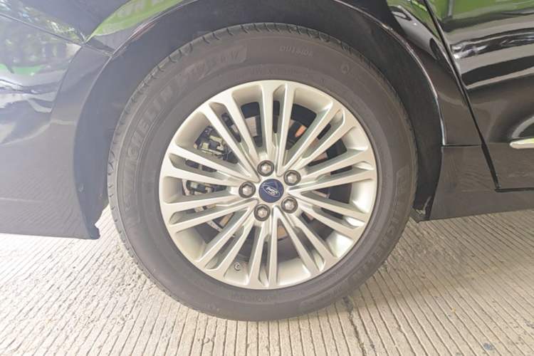 Used Ford Taurus 2017 EcoBoost 245 Fashion Edition Right Rear Wheel Hub