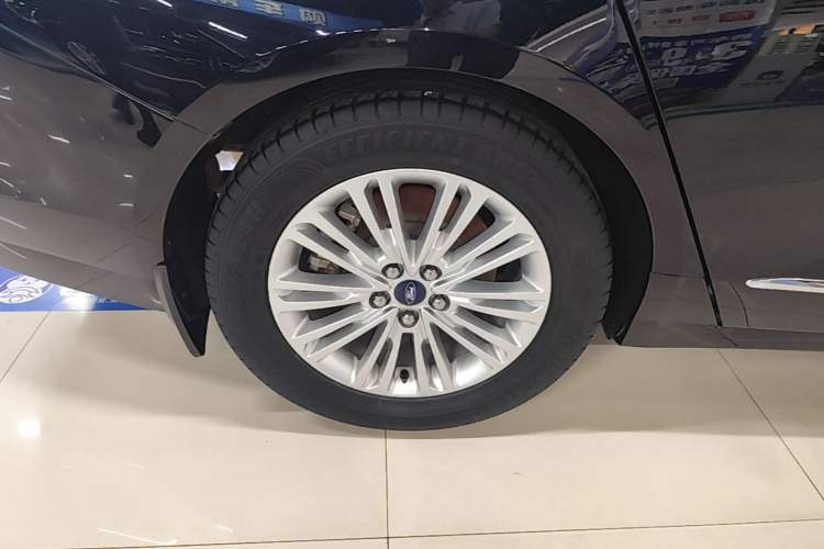 Used Ford Taurus 2017 EcoBoost 245 Fashion Edition Right Rear Wheel Hub