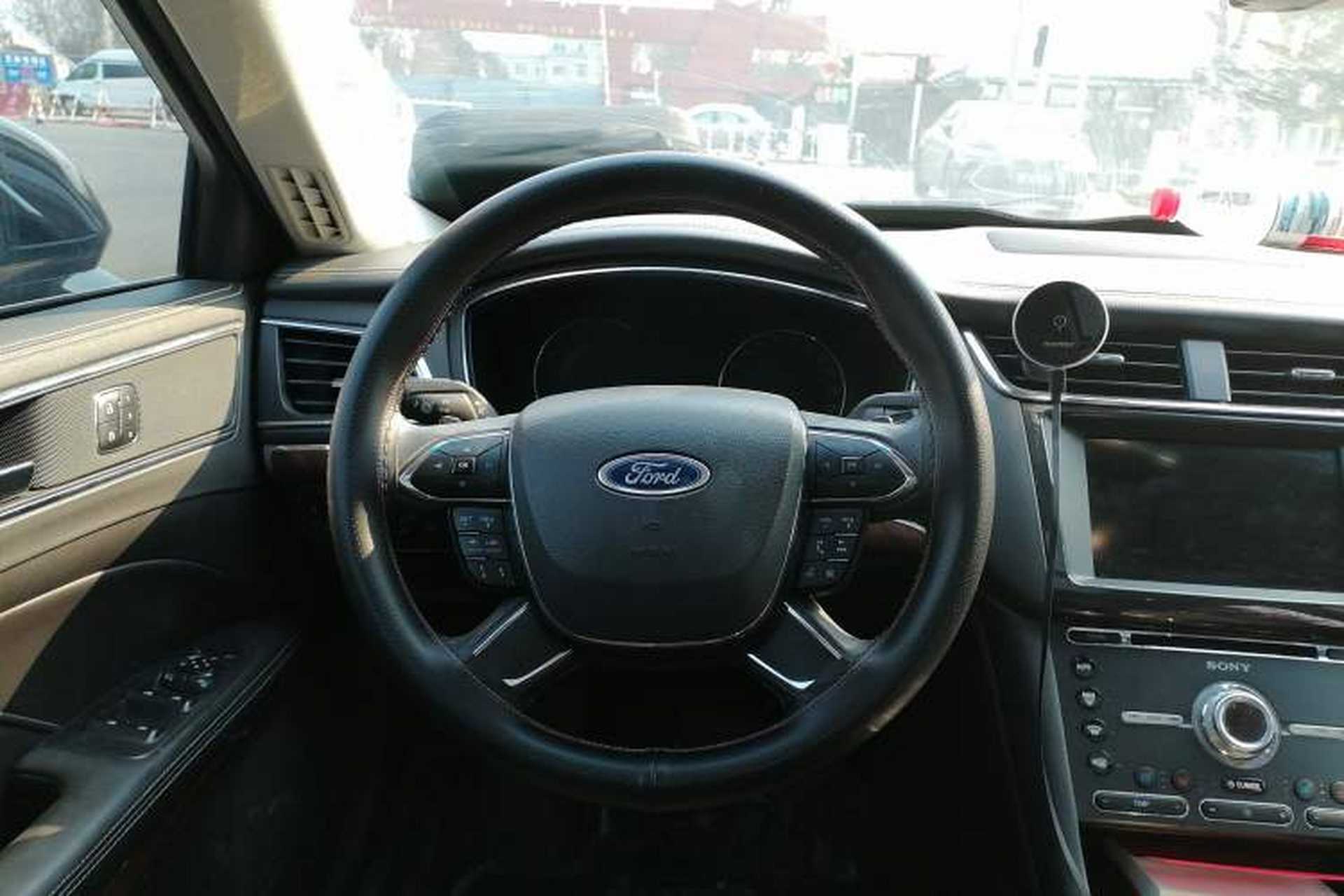 Used Ford Taurus 2017 EcoBoost 245 Flagship Model Steering Wheel