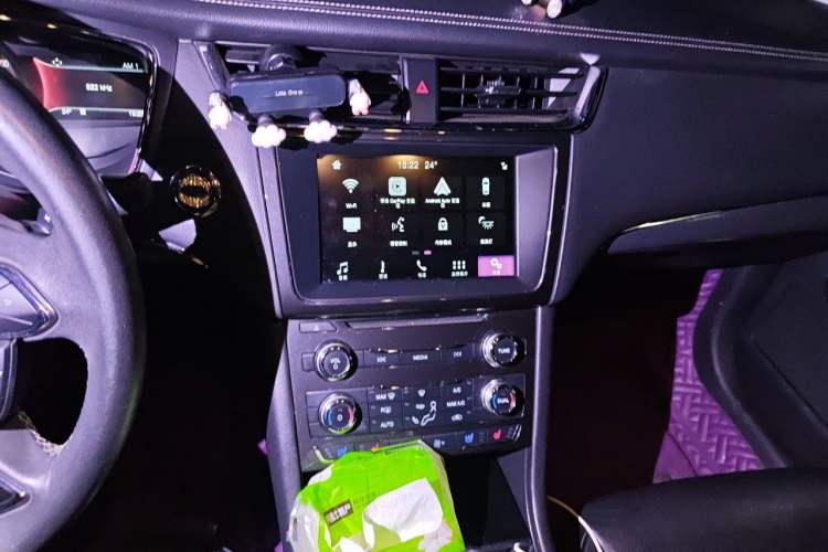 Used Ford Taurus 2017 EcoBoost 245 Fashion Edition Audio And AC Panel