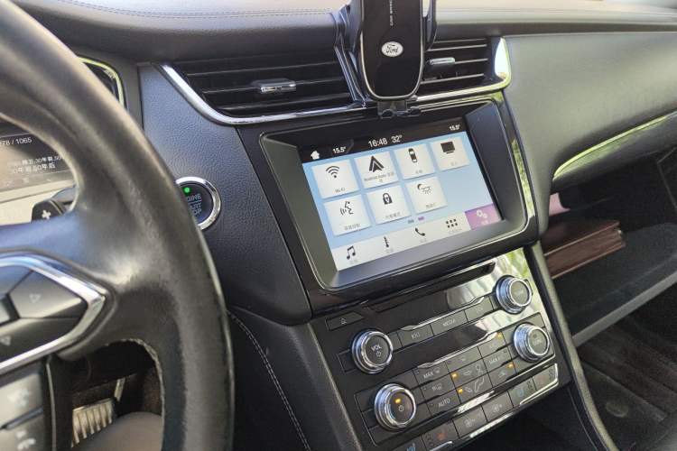 Used Ford Taurus 2017 EcoBoost 245 Fashion Edition Audio And AC Panel