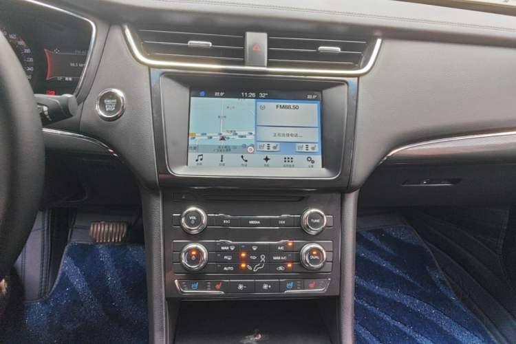 Used Ford Taurus 2017 EcoBoost 245 Fashion Edition Audio And AC Panel