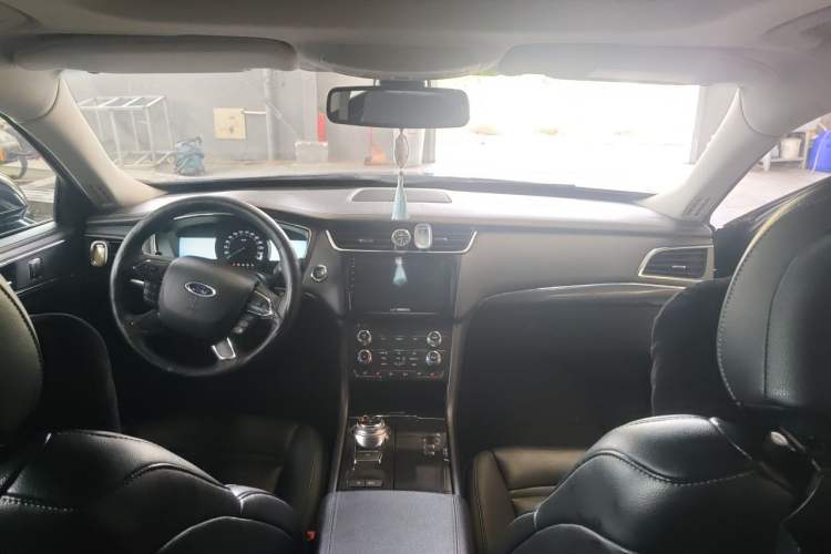 Used Ford Taurus 2017 EcoBoost 245 Fashion Edition Center Console
