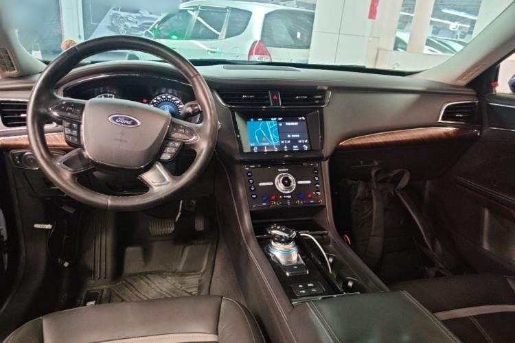 Used Ford Taurus 2017 EcoBoost 245 Flagship Model Center Console