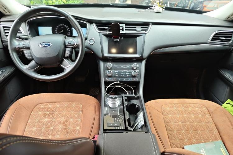 Used Ford Taurus 2017 Facelifted EcoBoost 245 Fashion Edition Center Console
