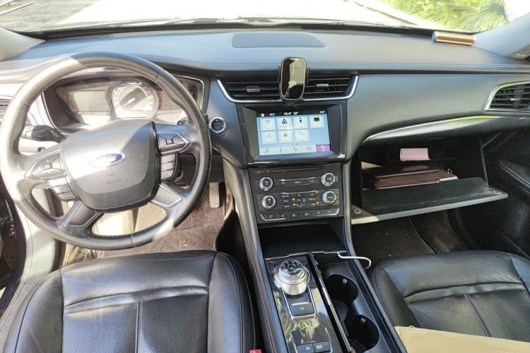 Used Ford Taurus 2017 EcoBoost 245 Fashion Edition Center Console