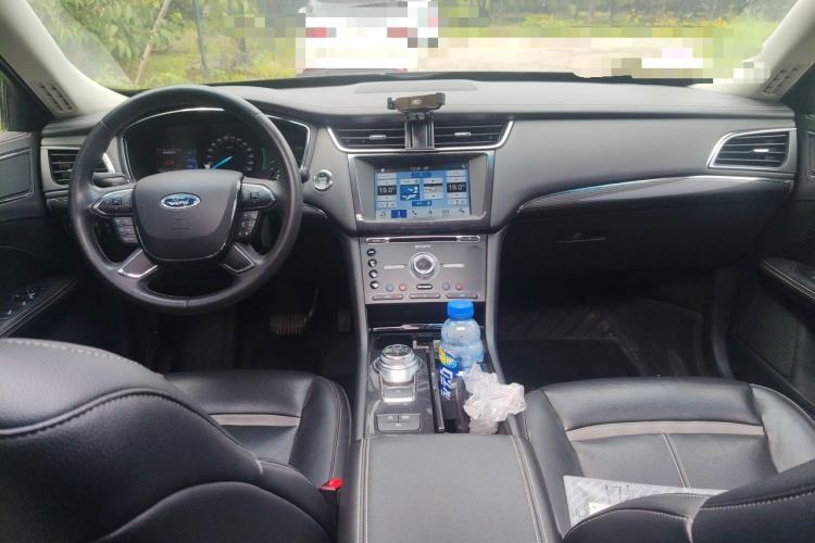 Used Ford Taurus 2017 EcoBoost 245 Luxury Model Center Console