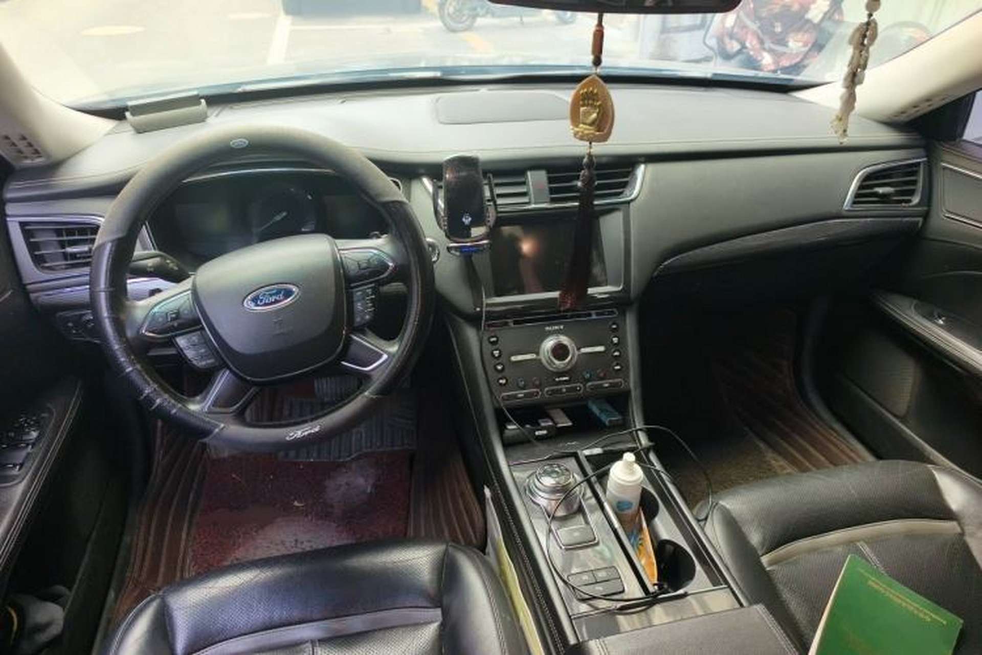 Used Ford Taurus 2017 EcoBoost 245 Luxury Model Center Console