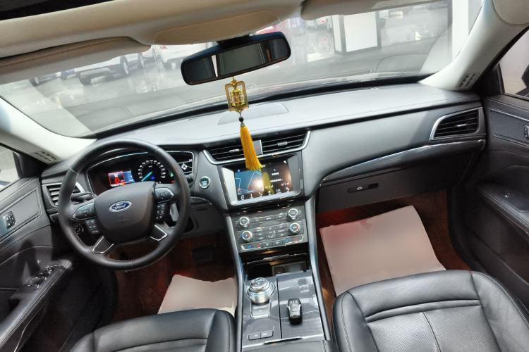 Used Ford Taurus 2017 EcoBoost 245 Fashion Edition Center Console