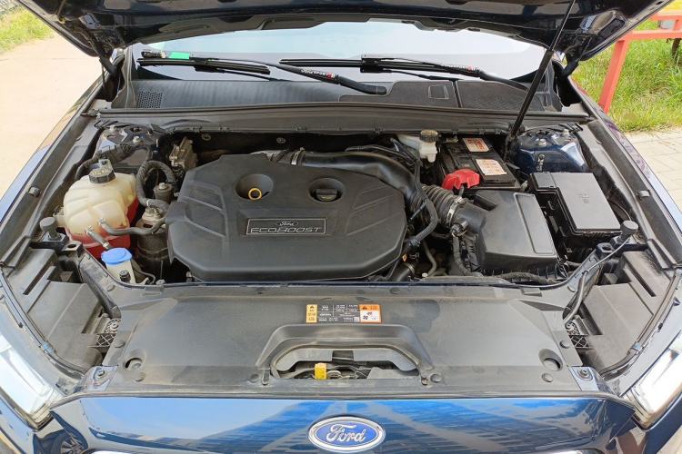 Used Ford Taurus 2017 EcoBoost 245 Flagship Model Engine Bay