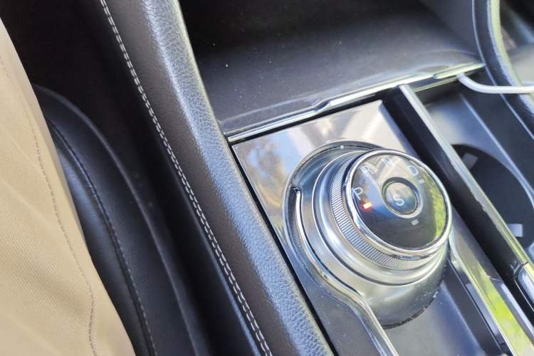 Used Ford Taurus 2017 EcoBoost 245 Fashion Edition Gear Lever
