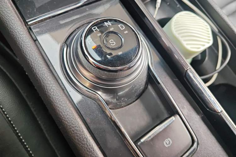 Used Ford Taurus 2017 EcoBoost 245 Fashion Edition Gear Lever