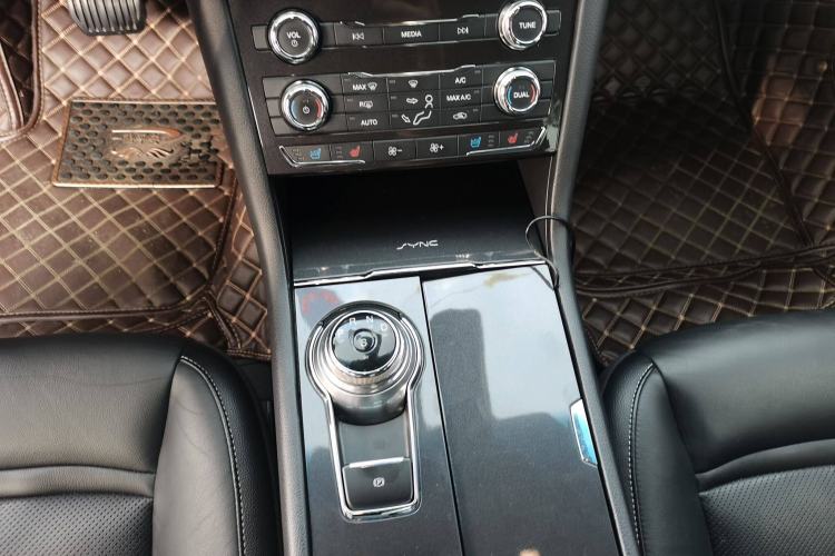 Used Ford Taurus 2017 EcoBoost 245 Fashion Edition Gear Lever