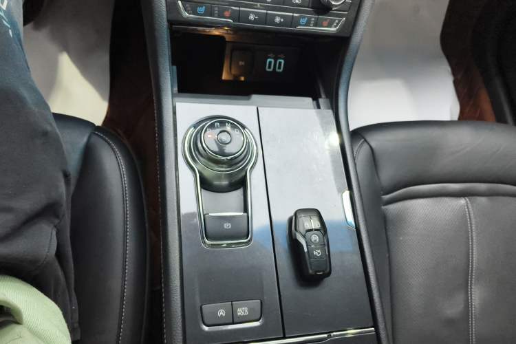 Used Ford Taurus 2017 EcoBoost 245 Fashion Edition Gear Lever