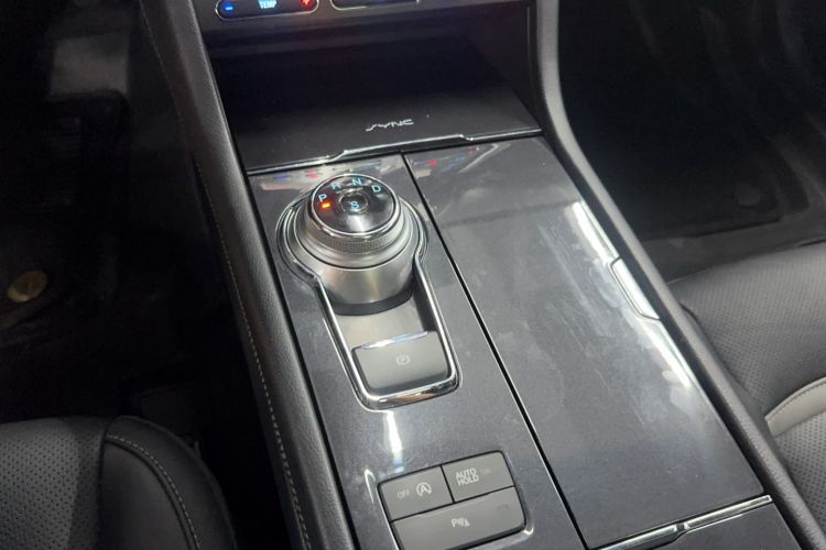 Used Ford Taurus 2017 EcoBoost 245 Luxury Model Interior 4