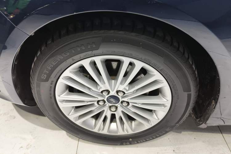 Used Ford Taurus 2017 EcoBoost 245 Fashion Edition Left Front Wheel Hub