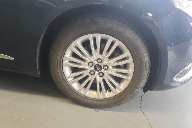 Used Ford Taurus 2017 EcoBoost 245 Fashion Edition Right Front Wheel Hub