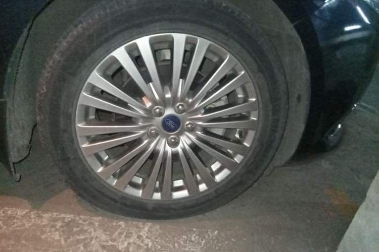 Used Ford Taurus 2017 Facelifted EcoBoost 245 Luxury Version Right Front Wheel Hub