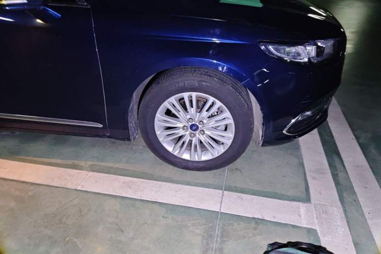 Used Ford Taurus 2017 EcoBoost 245 Fashion Edition Right Front Wheel Hub