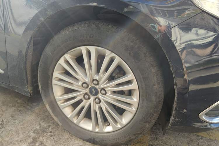 Used Ford Taurus 2017 EcoBoost 245 Fashion Edition Right Front Wheel Hub