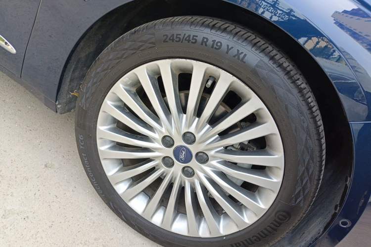 Used Ford Taurus 2017 EcoBoost 245 Flagship Model Right Front Wheel Hub