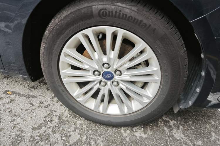Used Ford Taurus 2017 EcoBoost 245 Fashion Edition Right Front Wheel Hub
