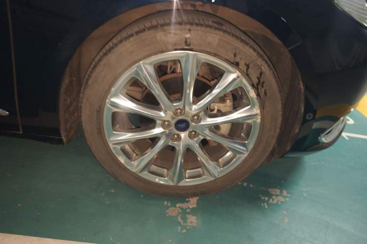Used Ford Taurus 2017 EcoBoost 325 V6 Flagship Model Right Front Wheel Hub