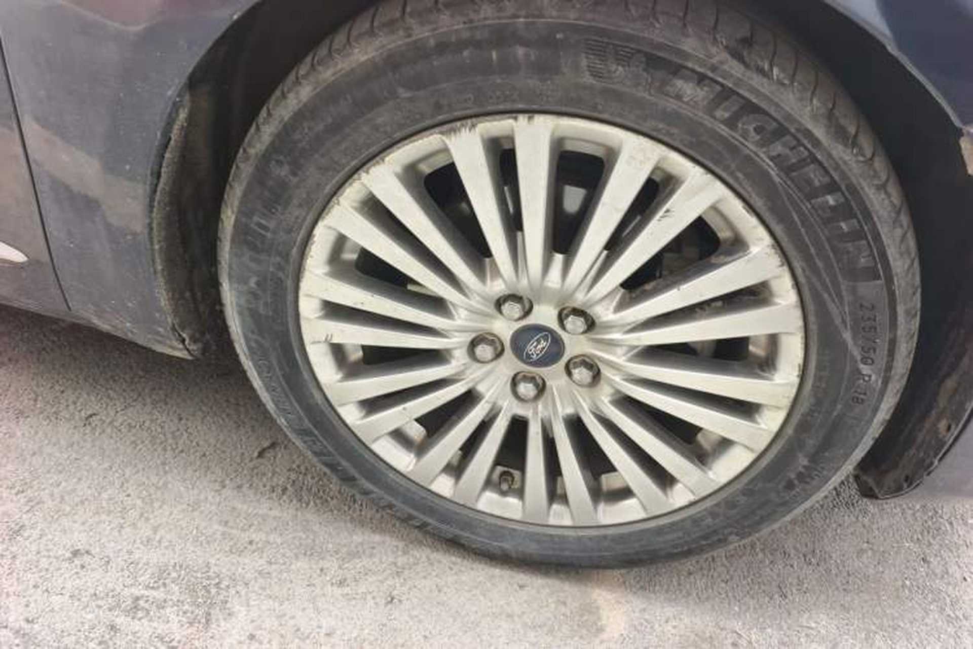 Used Ford Taurus 2017 EcoBoost 245 Luxury Model Right Front Wheel Hub
