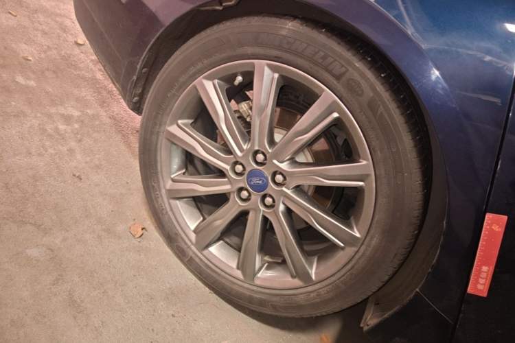 Used Ford Taurus 2017 EcoBoost 245 Flagship Model Right Rear Wheel Hub