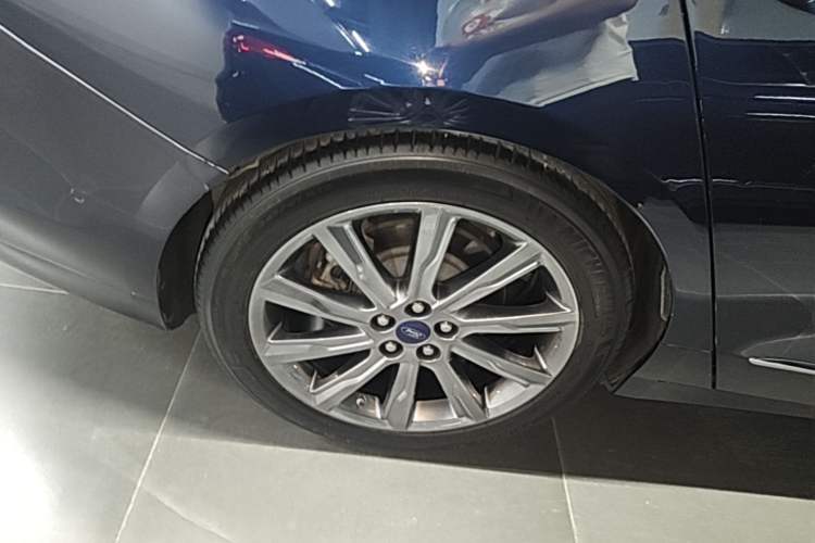 Used Ford Taurus 2017 EcoBoost 245 Flagship Model Right Rear Wheel Hub