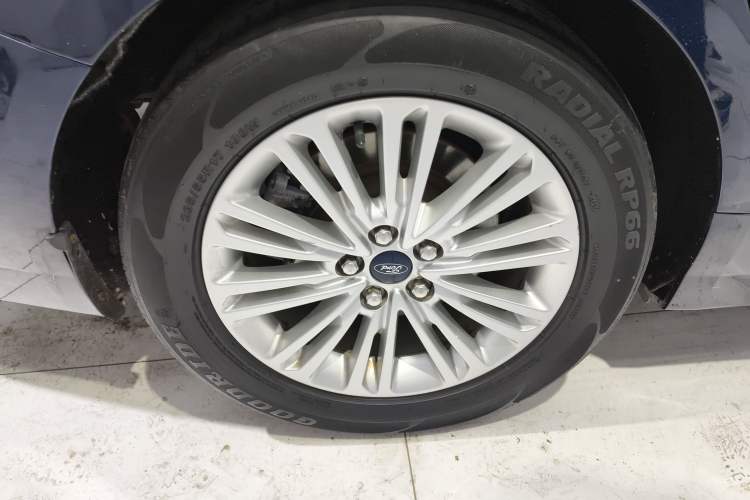 Used Ford Taurus 2017 EcoBoost 245 Fashion Edition Right Rear Wheel Hub