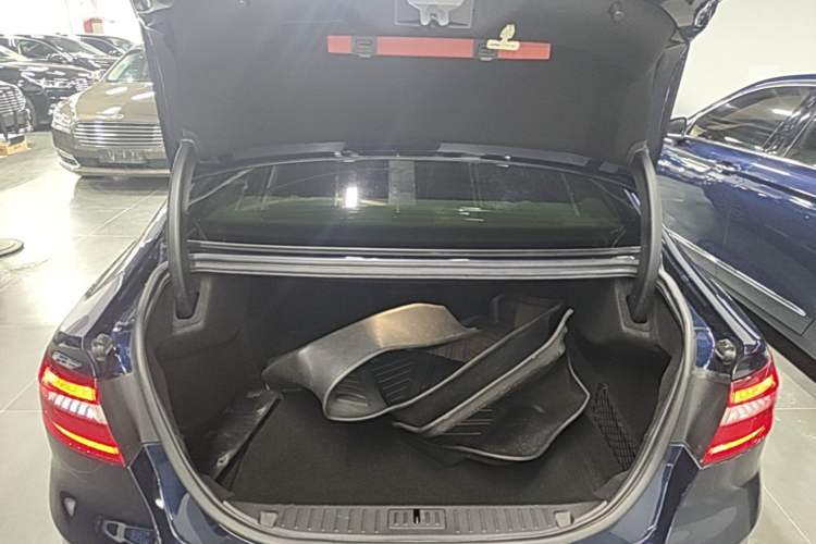 Used Ford Taurus 2017 EcoBoost 245 Flagship Model Trunk