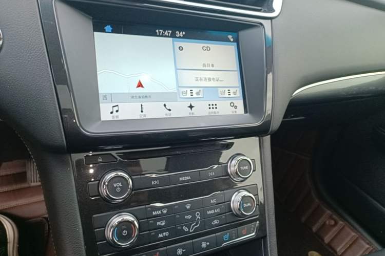 Used Ford Taurus 2017 EcoBoost 245 Fashion Edition Audio And AC Panel