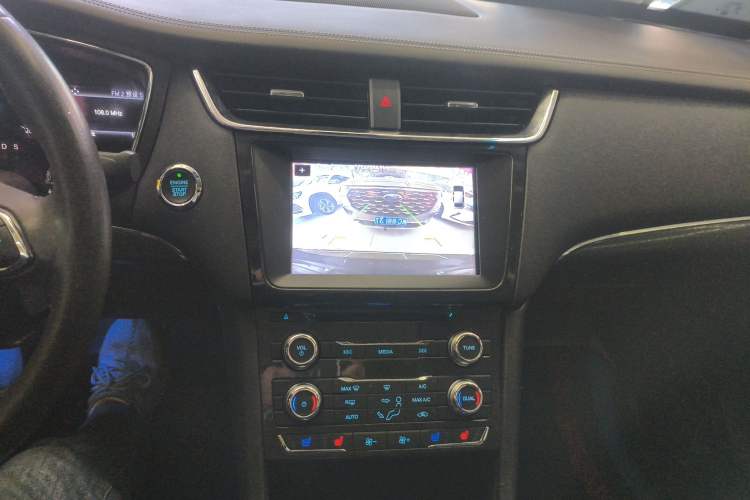 Used Ford Taurus 2017 EcoBoost 245 Fashion Edition Audio And AC Panel