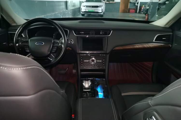 Used Ford Taurus 2017 EcoBoost 245 Flagship Model Center Console
