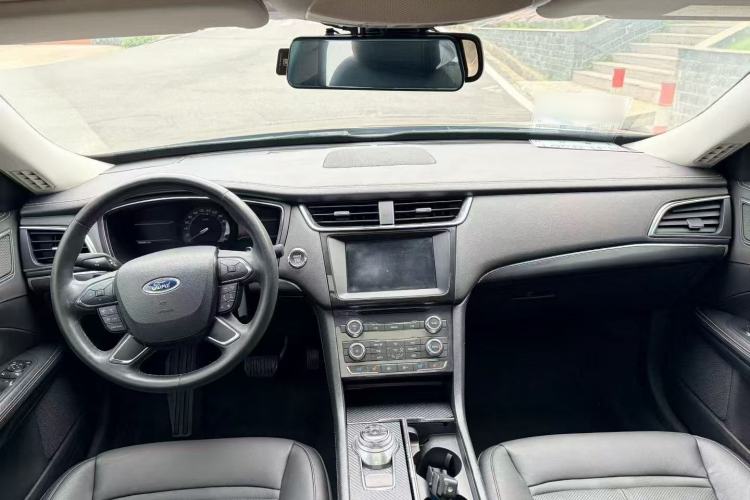 Used Ford Taurus 2017 EcoBoost 245 Fashion Edition Center Console