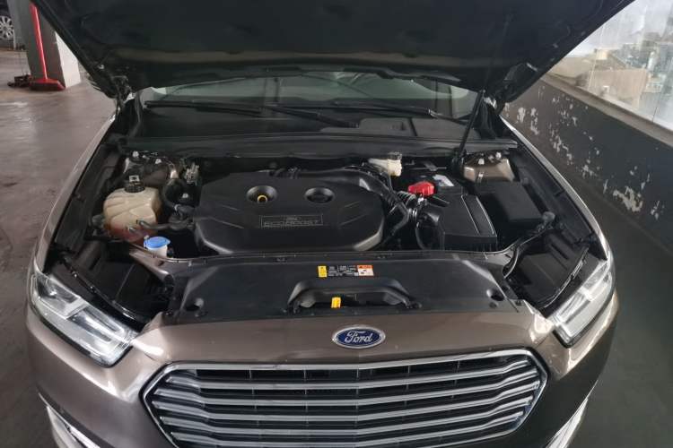 Used Ford Taurus 2017 EcoBoost 245 Flagship Model Engine Bay